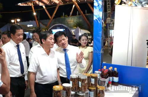 Các đồng chí lãnh đạo tỉnh Quảng Trị tham quan gian hàng trưng bày sản phẩm chế biến từ thủy sản tại sự kiện - Ảnh: T.Đ