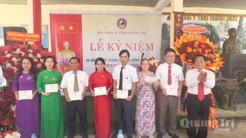 Trao tặng kỷ niệm chương “Vì sức khỏe Nhân dân” cho các cá nhân - Ảnh: Thùy Trang