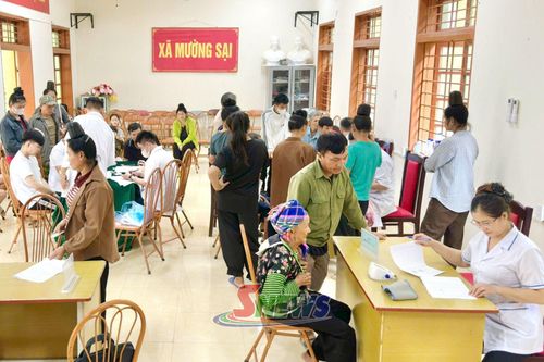 Nhân dân xã Mường Sại đến khám sức khỏe miễn phí tại trạm y tế xã.