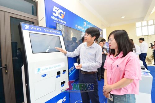 Người dân trải nghiệm thao tác khai thác dữ liệu, đặt câu hỏi và sử dụng AI để xử lý thông tin.