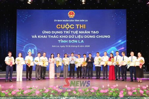 Ban tổ chức trao chứng nhận cho 16 đội tham gia cuộc thi. Ảnh: PV