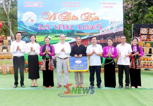 Ban tổ chức trao giải ba cho đội thi bản Băng Dạ