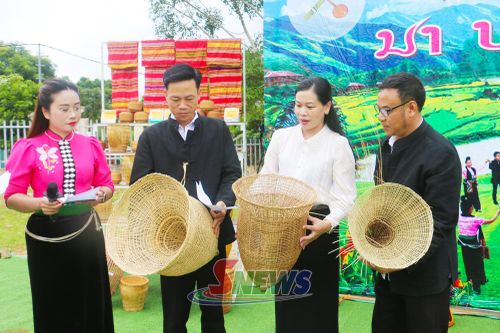 Ban thẩm định đánh giá các sản phẩm của các đội thi tại phần thi “Khéo tay, hay nghề”