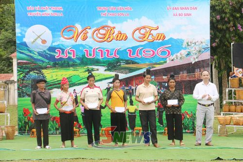 Đại diện lãnh đạo Báo và Phát thanh, Truyền hình Sơn La trao quà cho các gia đình có hoàn cảnh khó khăn.