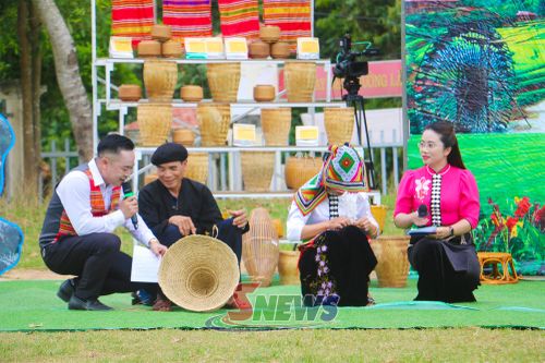 MC giao lưu cùng đội thi bản Pát Nong, xã Bó Sinh