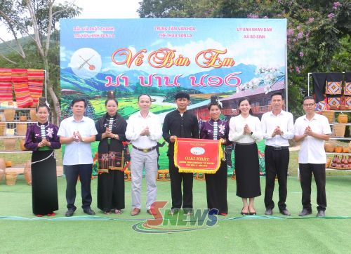 Ban tổ chức trao giải nhất cho đội thi bản Pát Nong
