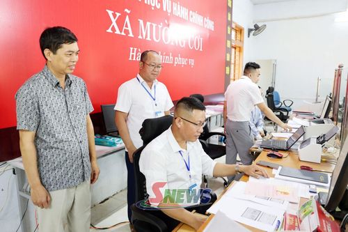 Kiểm tra công tác giải quyết thủ tục hành chính tại Trung tâm Phục vụ hành chính công xã Mường Cơi.