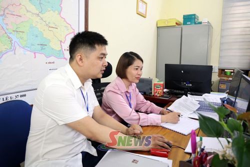Thành viên Đoàn kiểm tra công tác ban hành văn bản trên môi trường mạng.