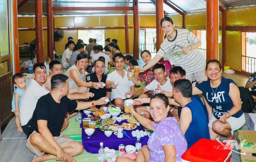 HTX Dịch vụ du lịch ATK Thời Nga đưa ẩm thực và nông sản địa phương vào phục vụ khách góp phần mở thêm đầu ra cho sản phẩm của người dân.