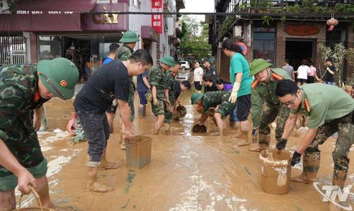 Tuổi trẻ lực lượng Công an cùng các lực lượng hỗ trợ người dân khắc phục hậu quả mưa lũ, sớm ổn định cuộc sống.