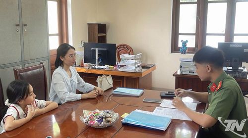 Cán bộ Công an phường Phan Đình Phùng giải quyết thủ tục hành chính cho người dân tại trụ sở.