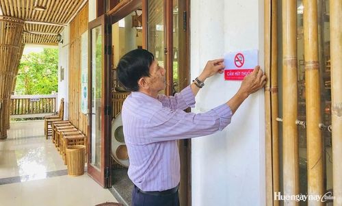 Nhiều biển cấm hút thuốc lá được treo tại điểm tham quan du lịchở Hợp tác xã Mây tre đan Bao La.