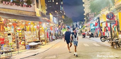 Không gian về đêm ở Phố Tây. Ảnh: Ngọc Hòa 