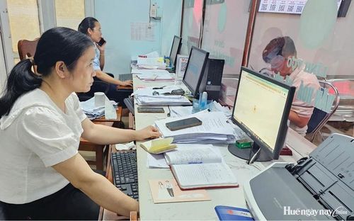 Cán bộ Trung tâm Phục vụ hành chính công phường Hóa Châu tiếp nhận, xử lý hồ sơ cho người dân.