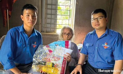 Tuổi trẻ phường Hương An tặng quà cho hộ nghèo, hộ cận nghèo sau các chương trình gây quỹ.