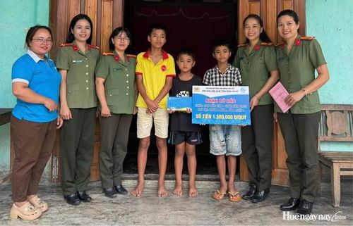 Hội Phụ nữ Công an thành phố nhận đỡ đầu trẻ em mồ côi tại xã A Lưới 1.