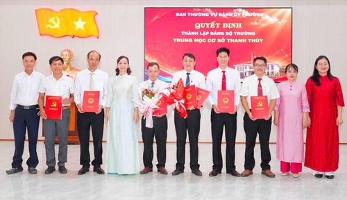 Trao quyết định cho hiệu trưởng các trường  