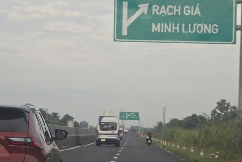 Tình trạng người dân điều khiển xe máy vào cao tốc Lộ Tẻ - Rạch Sỏi diễn ra thường xuyên, tiềm ẩn nguy cơ tai nạn.