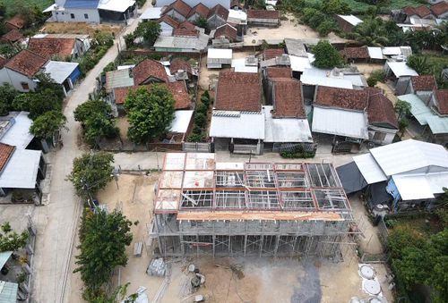 Ông Phương Văn Lành, Bí thư Đảng ủy xã Hòa Thịnh cho biết, các công trình xây dựng tại địa phương phần lớn cơ bản bảo đảm tiến độ, một số nhà sắp hoàn thành, đưa vào sử dụng. Các đơn vị thi công đang tập trung nhân lực, máy móc để sớm hoàn thành công trình trước mùa mưa bão.