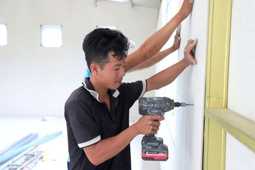 Anh Trần Tường Luân, thợ lắp đặt hệ thống cửa, cầu thang, lan can và kính, vẫn miệt mài bám công trường. Gắn bó từ những ngày đầu đổ móng, anh Luân cho biế, khối lượng còn lại khá lớn, đòi hỏi toàn đội tập trung cao độ. Theo kế hoạch, khoảng 15 ngày nữa, các hạng mục hoàn thiện sẽ được hoàn thành, bàn giao cho chủ đầu tư.