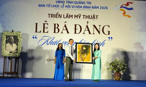 Ông Lê Hồng Phương,đại diện gia đình cố họa sĩ Lê Bá Đảng trao tặng các tác phẩm hội họa cho Bảo tàng tỉnh Quảng Trị. 