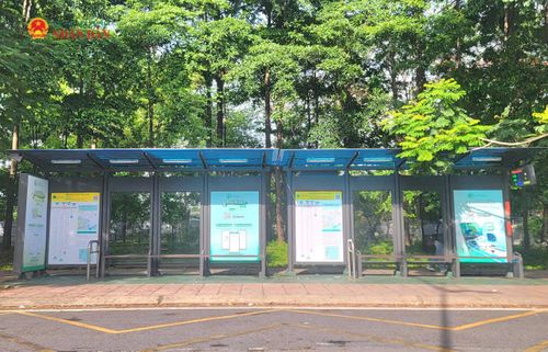 Quy định mới trên cũng quy định các nhà chờ xe buýt hiện đại bắt buộc phải trang bị hệ thống chiếu sáng công cộng, camera giám sát an ninh... Trong ảnh, nhà chờ xe buýt tại một tuyến đường trong Khu Đô thị Đại học Quốc gia TP. Hồ Chí Minh. Ảnh: Quang Phương