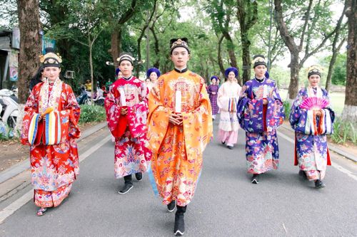 Triều phục thời Nguyễn được Bách hoa bộ hành giới thiệu tại Huế. Ảnh: Fanpage Bách hoa bộ hành