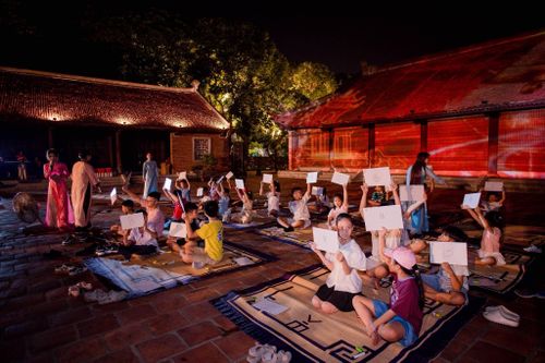 Không gian đêm Văn Miếu - Quốc Tử Giám với nhiều chương trình trải nghiệm đặc sắc. Ảnh: Fanpage Tour đêm Văn Miếu