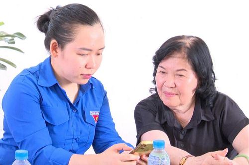 Đoàn viên phường Mỹ Phong hướng dẫn người dân cài đặt và sử dụng VNeID