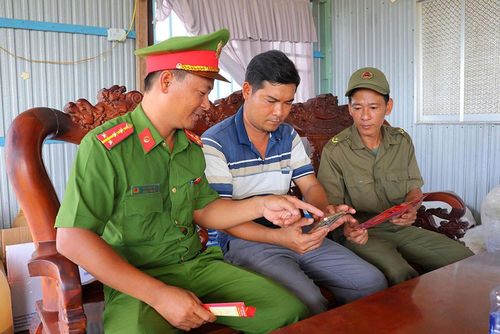 Người dân tại tỉnh Đồng Tháp được hướng dẫn thực hiện các thủ tục hành chính trên VNeID tại nhà