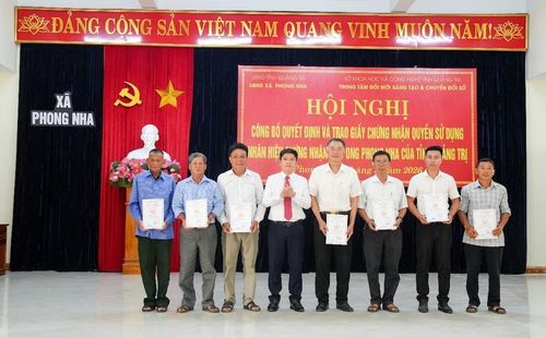 Trao quyền sử dụng nhãn hiệu chứng nhận “Mật ong Phong Nha” cho các HTX, góp phần nâng nhận thức và bảo vệ tài sản trí tuệ.