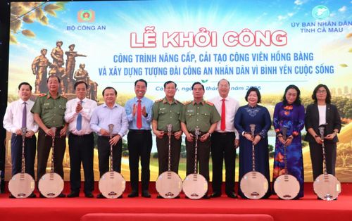 Bí thư Tỉnh ủy Nguyễn Hồ Hải và Phó Bí thư Thường trực Tỉnh ủy Huỳnh Quốc Việt đã trao tặng các đại biểu Trung ương cây đờn kìm, nhạc cụ gắn với nghệ thuật đờn ca tài tử Nam Bộ.