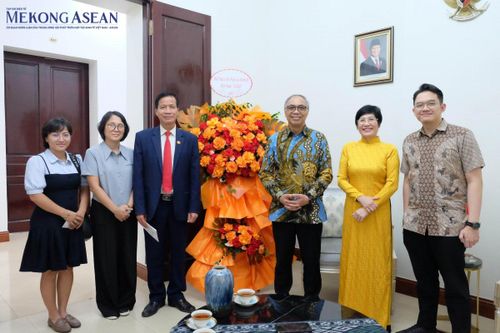 Đại diện lãnh đạo Hội VASEAN cùng Đại sứ Adam Mulawarman Tugio và các cán bộ Đại sứ quán Indonesia tại Việt Nam chụp ảnh kỷ niệm. Ảnh: Tùng Dương/Mekong ASEAN.