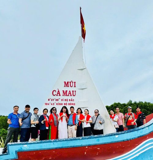 Du khách tham quan, chụp ảnh bên biểu tượng con thuyền Đất Mũi - Ảnh: B.M