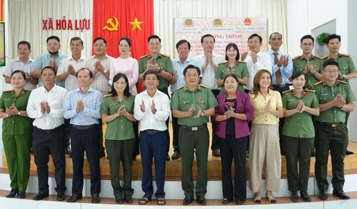 Thiếu tướng Lâm Phước Nguyên cùng cấp ủy, chính quyền địa phương và các đơn vị đồng hành tặng quà các gia đình chính sách, người có công; trao học bổng và xe đạp cho các em học sinh.
