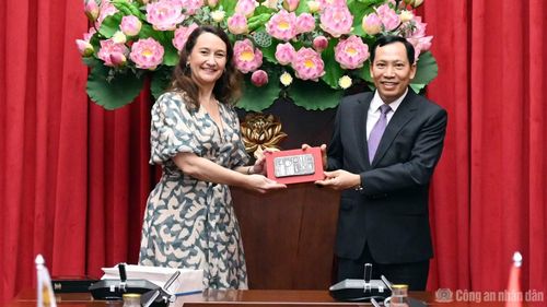  Thứ trưởng Valeria Csukasi tặng quà lưu niệm Thứ trưởng Lê Văn Tuyến. 