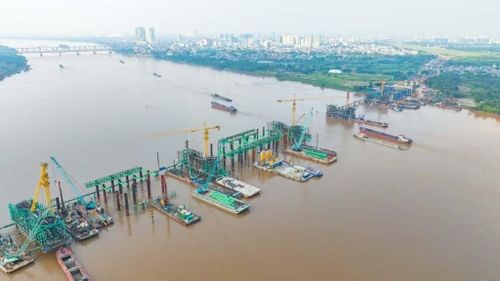 Toàn cảnh công trường cầu Trần Hưng Đạo, nhiều mũi thi công đang được triển khai đồng loạt trên bờ và giữa sông Hồng.