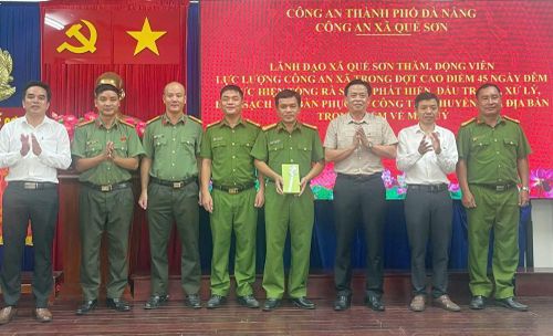 Lãnh đạo xã Quế Sơn, thăm, tặng quà động viên lực lượng Công an xã trong triển khai đợt cao điểm 45 ngày đêm làm sạch địa bàn.