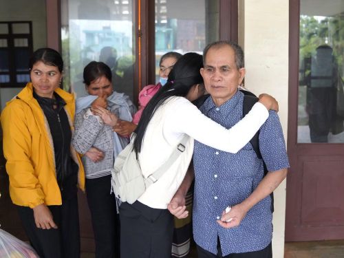 Những giọt nước mắt vui mừng của các con gái ông Rơ Mah Mêch khi đón bố mẹ trở lại quê hương.