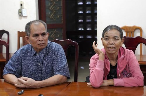 Ông Rơ Mah Mêch và bà Bơnh xúc động khi được gặp lại các con sau hơn 4 năm sinh sống khổ cực nơi đất khách quê người.