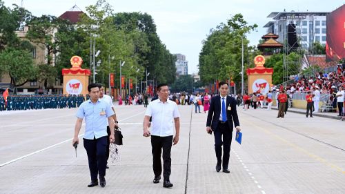 Phó Tư lệnh Đỗ Xuân Tiệp cùng cán bộ, chiến sĩ Cảnh vệ kiểm tra công tác đảm bảo an ninh, an toàn sự kiện A80.