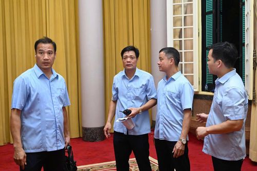 Thượng tá Chu Bá Phượng (giữa) và các đồng nghiệp.
