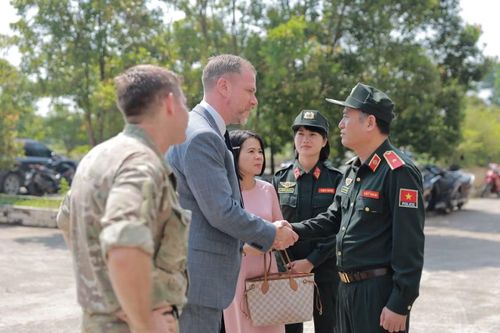 Ngài Alex Strugnell, Phó Đại sứ Liên hiệp Vương quốc Anh và Bắc Ireland tại Việt Nam đến thăm và làm việc tại Trung tâm Đào tạo và Phát triển năng lực GGHB (xã Hoàng Hoa Thám, tỉnh Hưng Yên).