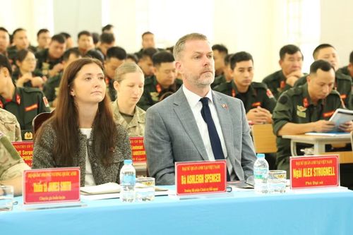 Ngài Alex Strugnell, Phó Đại sứ Liên hiệp Vương quốc Anh và Bắc Ireland tại Việt Nam và bà Ashleigh Spencer, Trưởng Bộ phận Chính trị đối ngoại, Đại sứ quán tại buổi lễ.