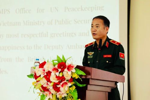 Thiếu tướng Nguyễn Thế Hùng, Phó Chánh Văn phòng Thường trực Bộ Công an về GGHB LHQ phát biểu tại lễ khai giảng khoá tập huấn.