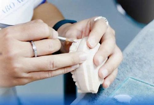 Thách thức của người dùng trong “ma trận” thông tin nha khoa.