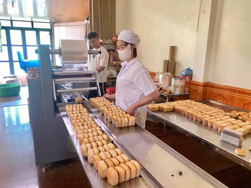 Bà Hoàng Thị Thảo, chủ Cơ sở sản xuất bánh nướng Hoàng Thảo, xóm Việt Chu, xã Hạ Lang đầu tư hệ thống máy móc hiện đại phục vụ sản xuất, đáp ứng nhu cầu ngày càng lớn của thị trường.