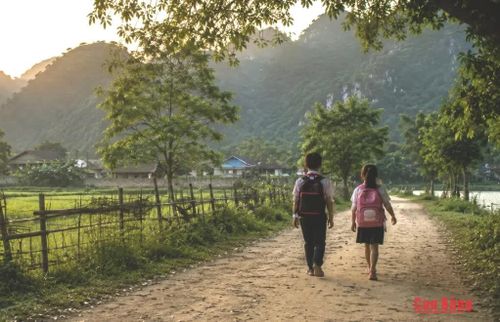 Chớm thu trên con đường quê, gợi nhớ những mùa tựu trường và ký ức tuổi thơ.