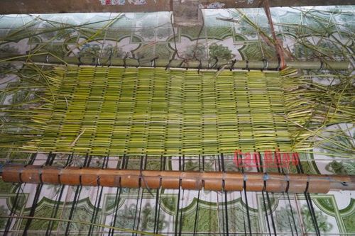 Trên nền đất lạnh, những tấm chiếu mộc mạc lưu giữ ký ức về một thời gian khó.