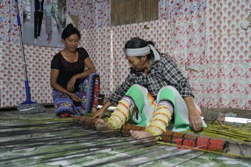 Những tấm chiếu cói của người Mông mang vẻ đẹp mộc mạc, giản dị, gắn bó với đời sống và giấc ngủ của người dân vùng cao.